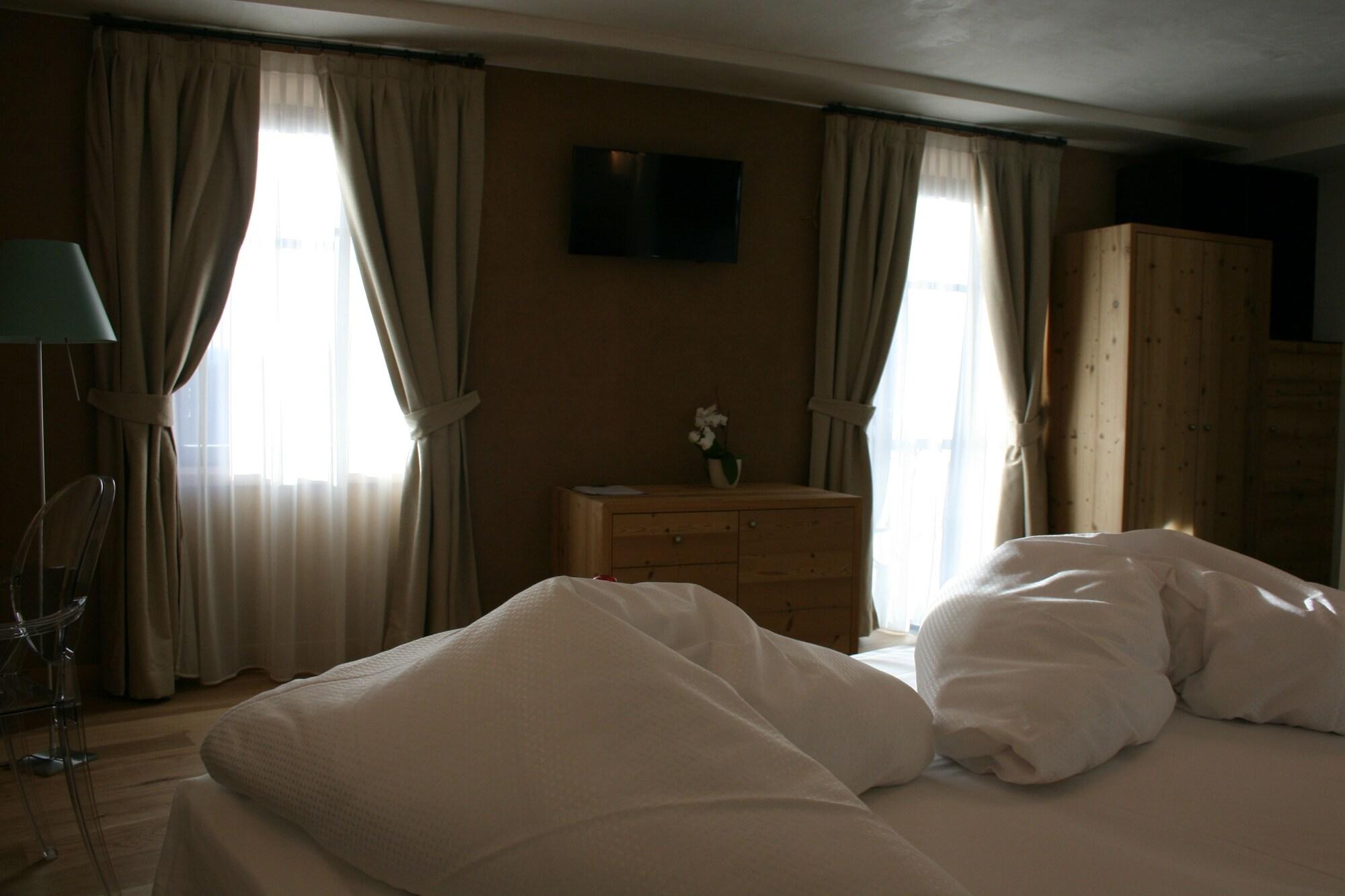 Hotel Orso Grigio กาวาเลเซ ภายนอก รูปภาพ